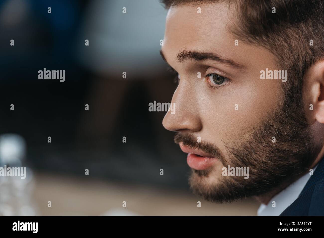 Portrait de jeune, barbu, thoughtful businessman Banque D'Images