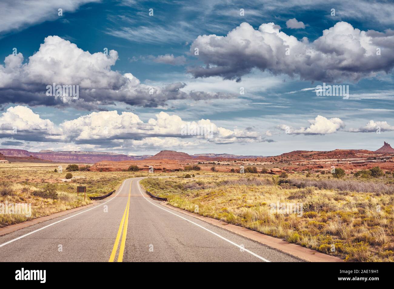Scenic Road à Canyonlands National Park, harmonisation des couleurs appliquées, Utah, USA. Banque D'Images