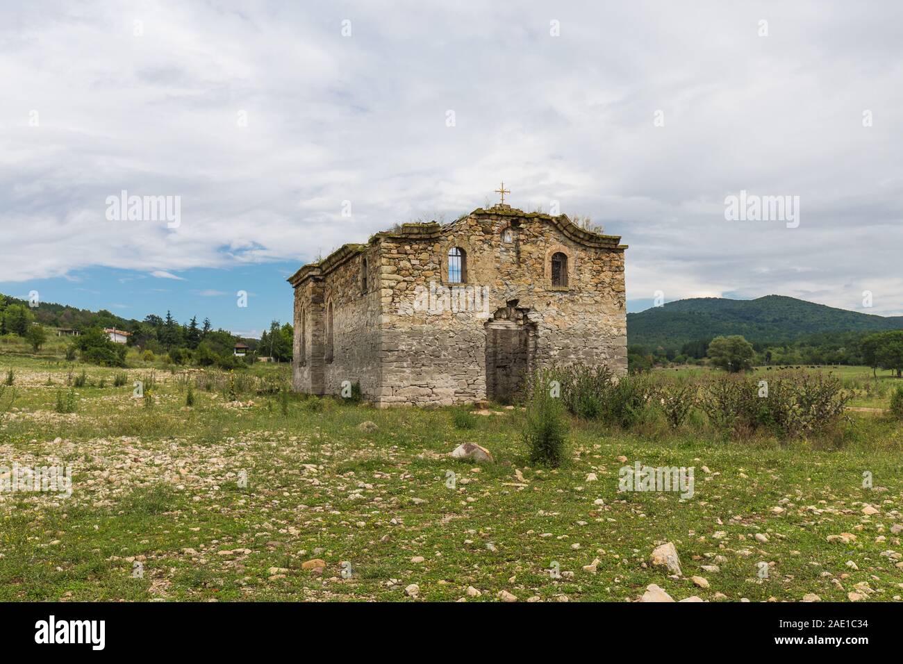 Un ancien et traditionnel, construit il était une fois très longtemps, le monastère est dans endroits les plus pittoresques de la Bulgarie ensoleillée Banque D'Images