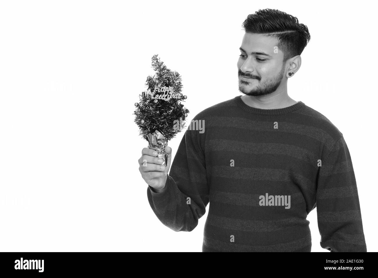 Beau jeune homme indien holding Happy New Year tree Banque D'Images