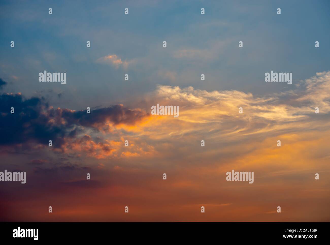 Ciel et nuages coucher de soleil reflète la lumière. Banque D'Images