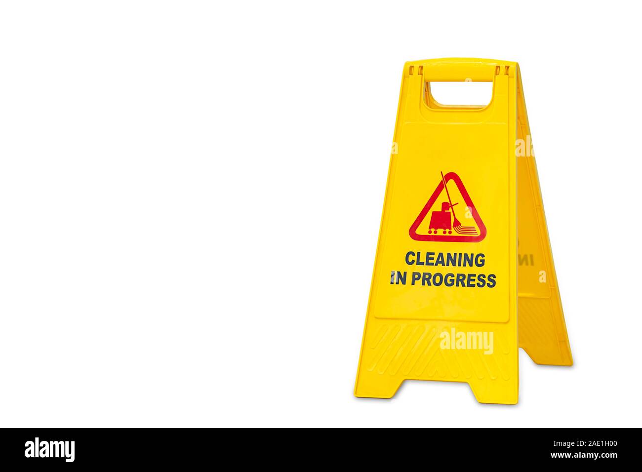 Les plaques d'avertissement de nettoyage en cours. en plastique jaune sur  un fond blanc avec chemin de détourage Photo Stock - Alamy