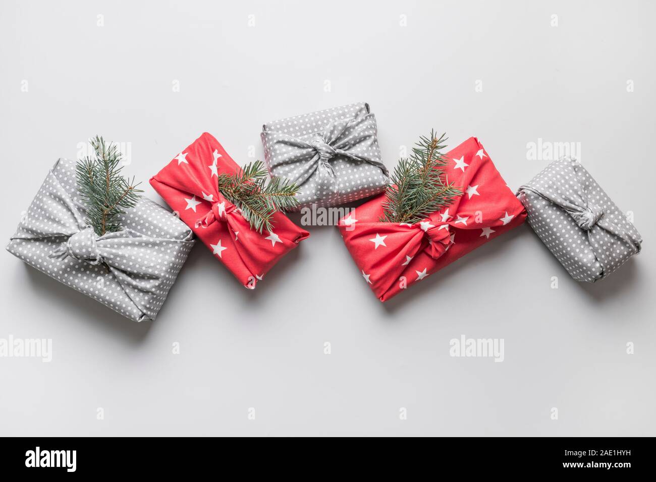 Eco-friendly Noël gift wrapped en rouge et gris avec décor textile naturel. Cadeaux durables. Zéro déchets. Eco maison de vacances de Noël. Japonais traditionnel Banque D'Images