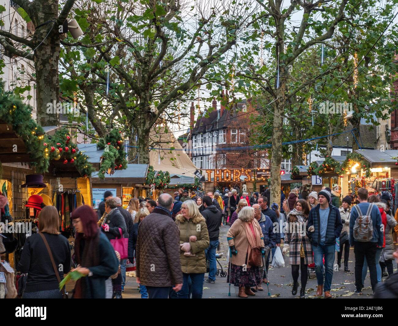 Les foules au Marché de Noël de New York sur Parliament Street Ville de York Yorkshire Angleterre Banque D'Images