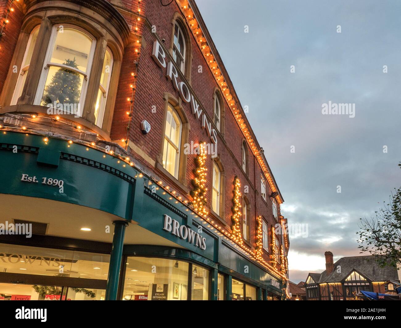 Les lumières de Noël sur Browns Department Store à l'angle des Davygate et St en carrés Sampsons York Yorkshire Angleterre Banque D'Images