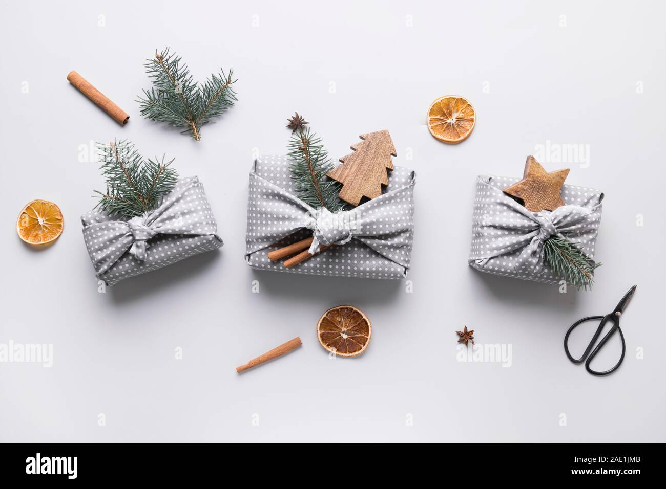 Eco-friendly Noël gift wrapped en points textile gris avec décor naturel. Cadeaux durables. Zéro déchets. Eco maison de vacances de Noël. Fourrure traditionnelle japonaise Banque D'Images