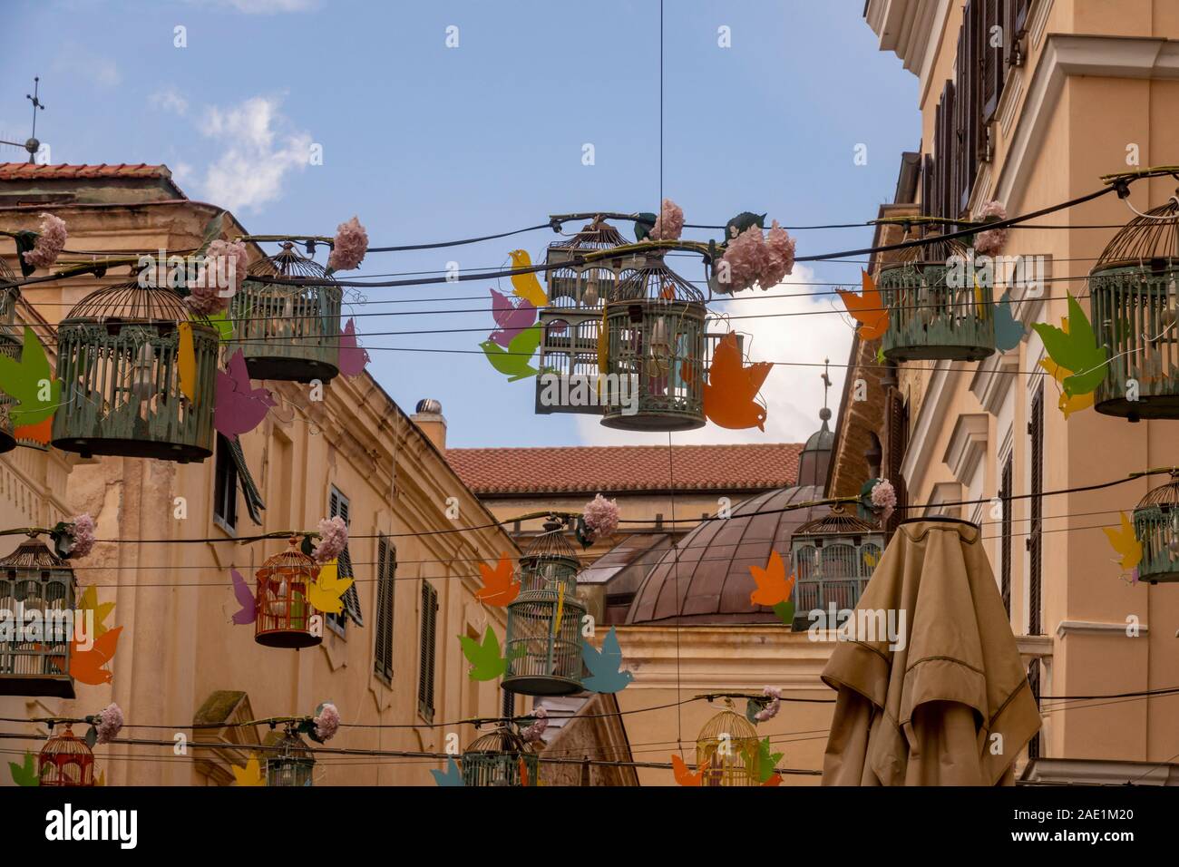 Cage à vide avec la porte ouverte, avec des oiseaux en papier à l'extérieur, décoration de street Banque D'Images