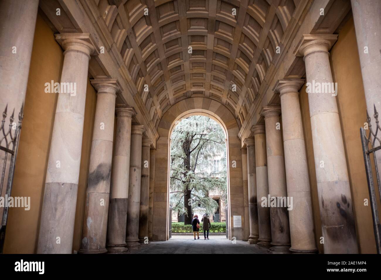 LUCCA, ITALIE - 24 NOVEMBRE 2019 : des inconnus à pied dans la grande loggia dans la cour du palais ducal Banque D'Images
