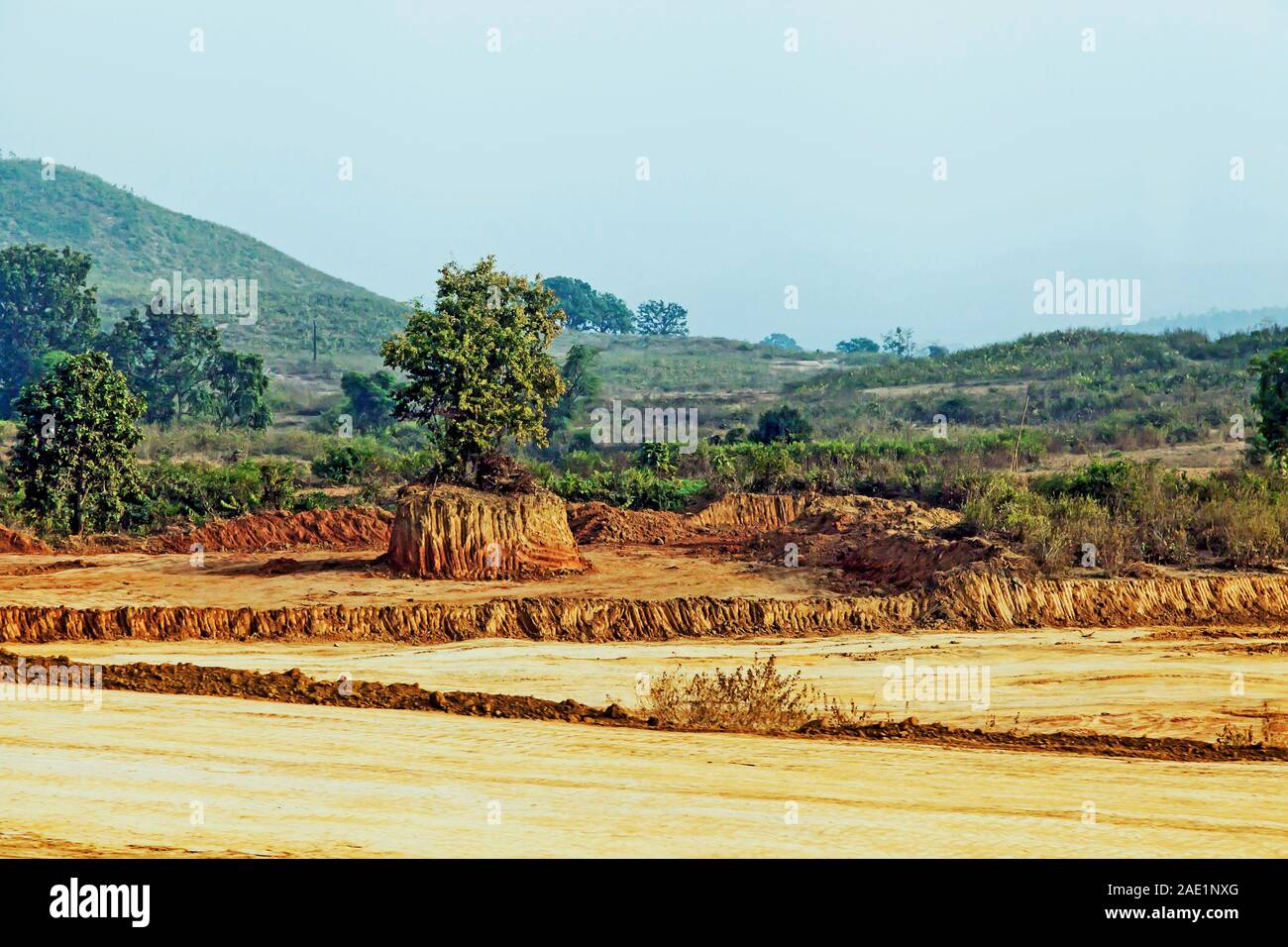 L'excavation de la terre près de la gare de Tuni, Singhbhum, Jharkhand, Inde, Asie Banque D'Images