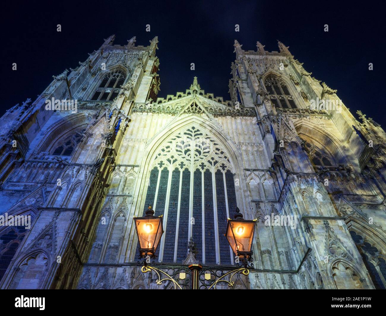 Allume les lampes de la rue et de l'Ouest avant de Yorks Minster court éclairé à la tombée de la ville de York Yorkshire Angleterre Banque D'Images