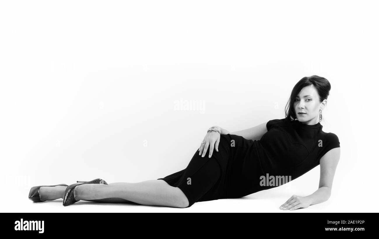 Full body shot of young beautiful businesswoman couchée sur le sol Banque D'Images