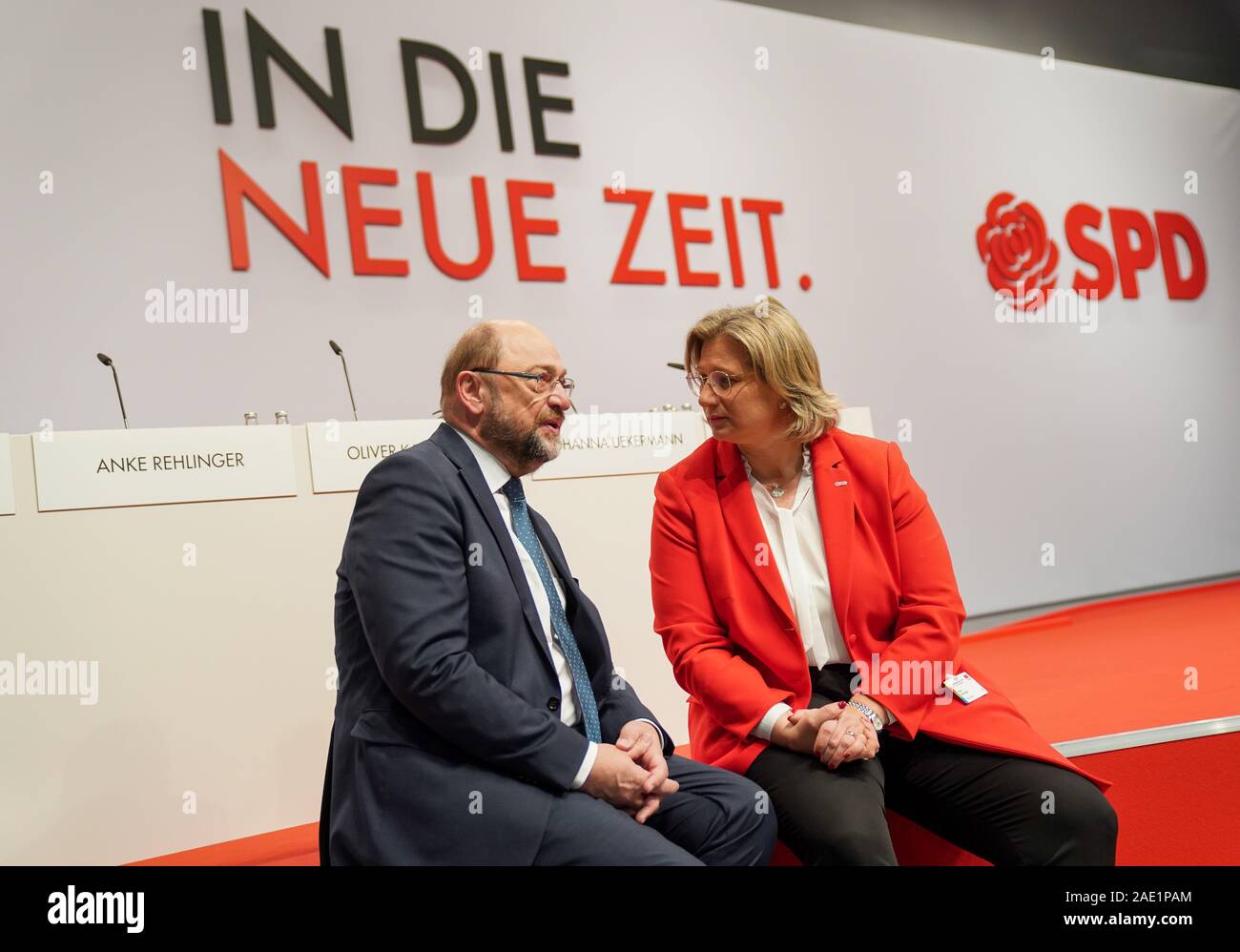 Berlin, Allemagne. 06 Dec, 2019. Anke Rehlinger, membre du présidium du SPD, parle à Martin Schulz, ancien président du parti SPD, avant le début de la conférence du parti fédéral du SPD. Sur le mur derrière eux, à côté d'un DOCUP logo, il y a des lettres qui forment la phrase 'dans Die neue Zeit'. Du 06 décembre 2019 au 08 décembre 2019, le SPD veut élire une nouvelle équipe de direction à la conférence du parti. Credit : Kay Nietfeld/dpa/Alamy Live News Banque D'Images