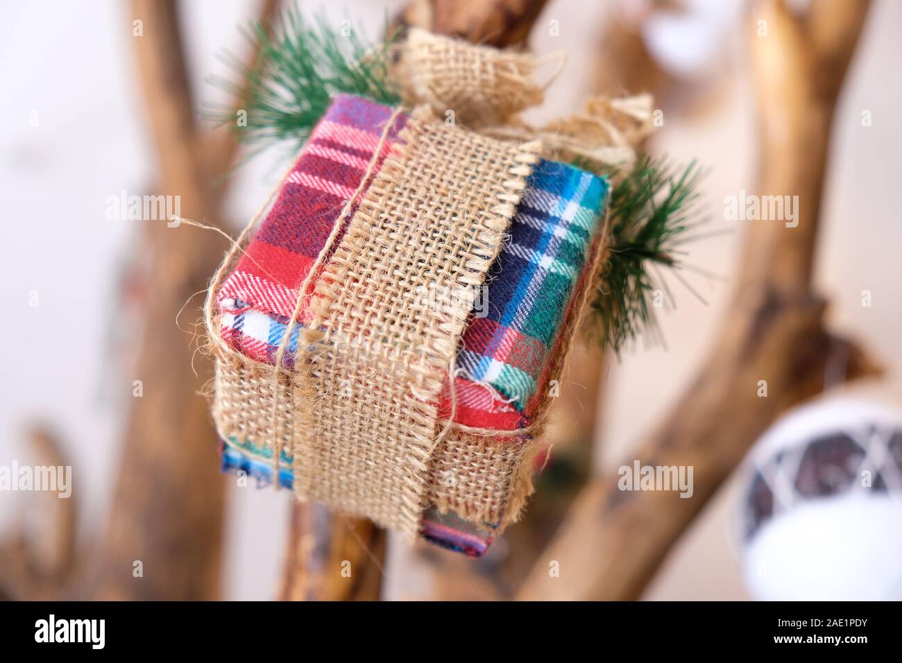 Boîte cadeau de Noël Décoration sur l'arrière-plan flou,concept de vacances d'hiver Banque D'Images