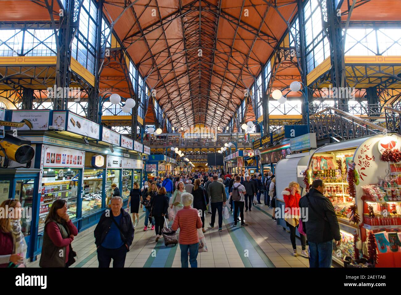 Les gens shopping au Marché Central Hall, le plus grand et le plus ancien marché couvert de Budapest, Hongrie Banque D'Images
