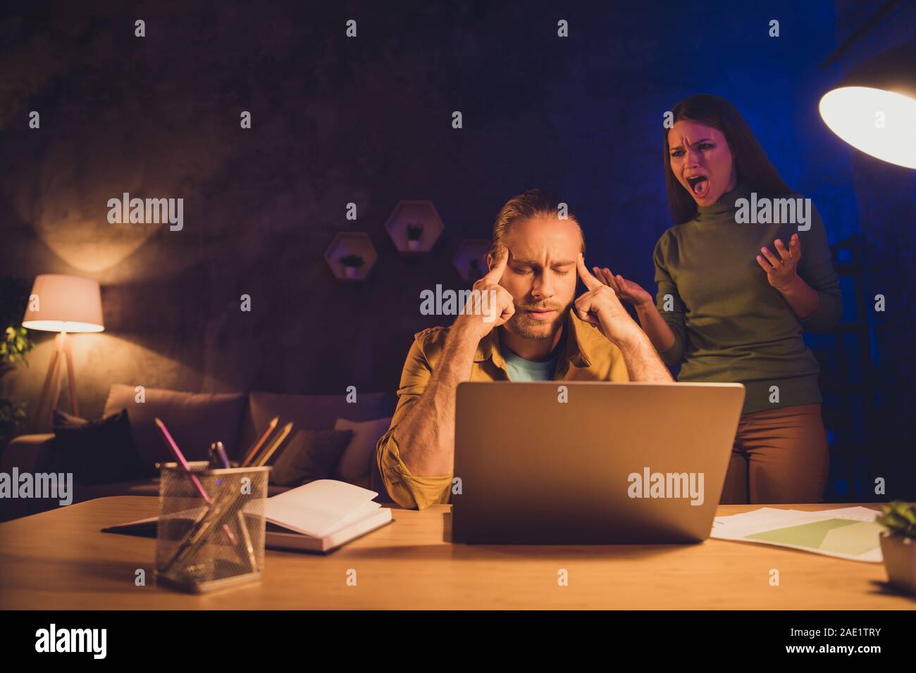 Portrait de son il qu'elle belle belle fille folle époux fatigué de travail en soi avoir guy gronder crise lutte de nuit accueil chambre sombre Banque D'Images