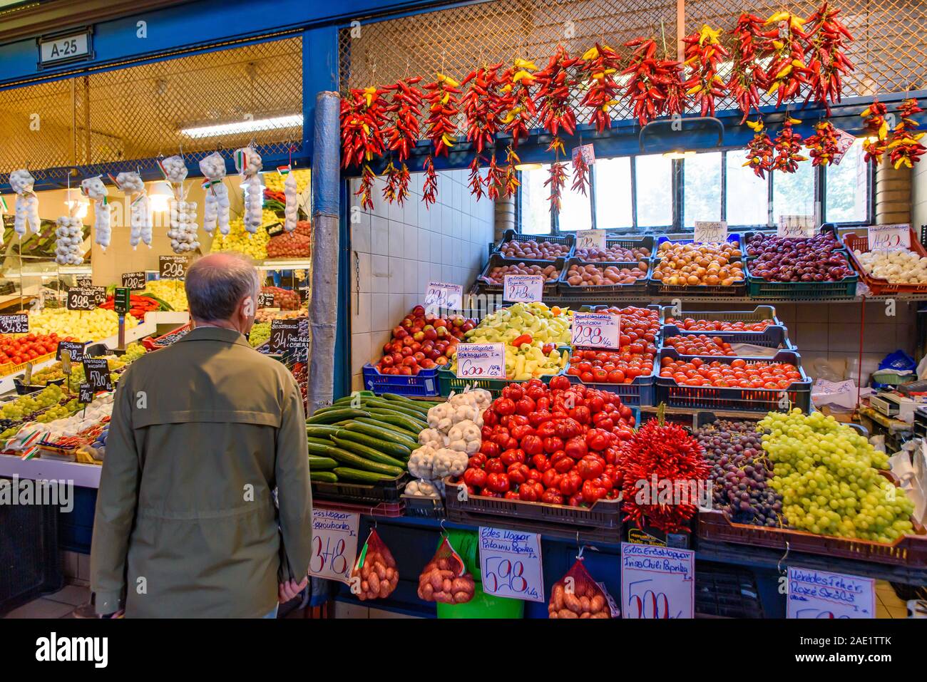 Les gens shopping au Marché Central Hall, le plus grand et le plus ancien marché couvert de Budapest, Hongrie Banque D'Images