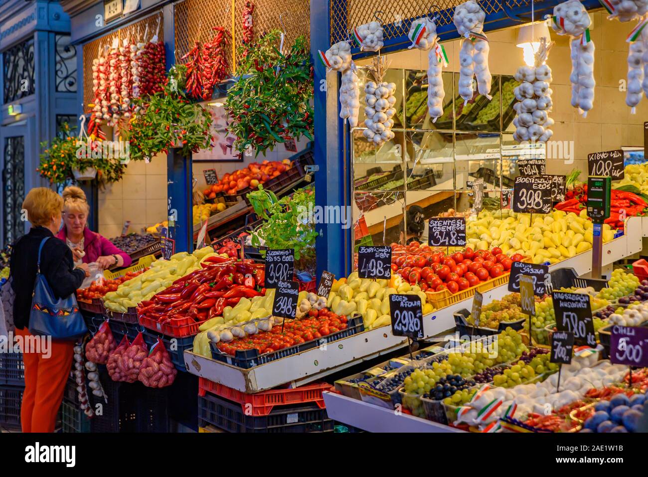 Les gens shopping au Marché Central Hall, le plus grand et le plus ancien marché couvert de Budapest, Hongrie Banque D'Images