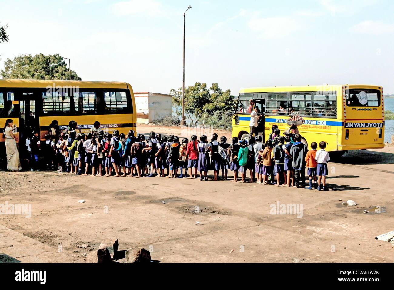 File d'attente des étudiants, bus scolaire, Hampi, Karnataka, Inde, Asie Banque D'Images