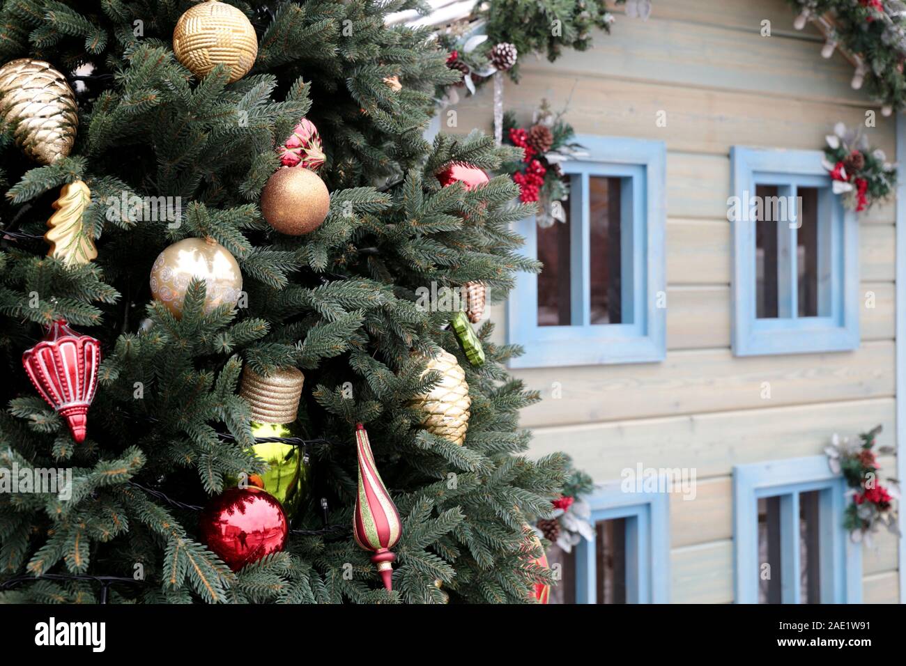 Décorations de Noël sur un sapin branches couvertes par la neige sur la rue d'hiver. Nouvel An des arbres avec de petites boules, magie de la maison de vacances Banque D'Images