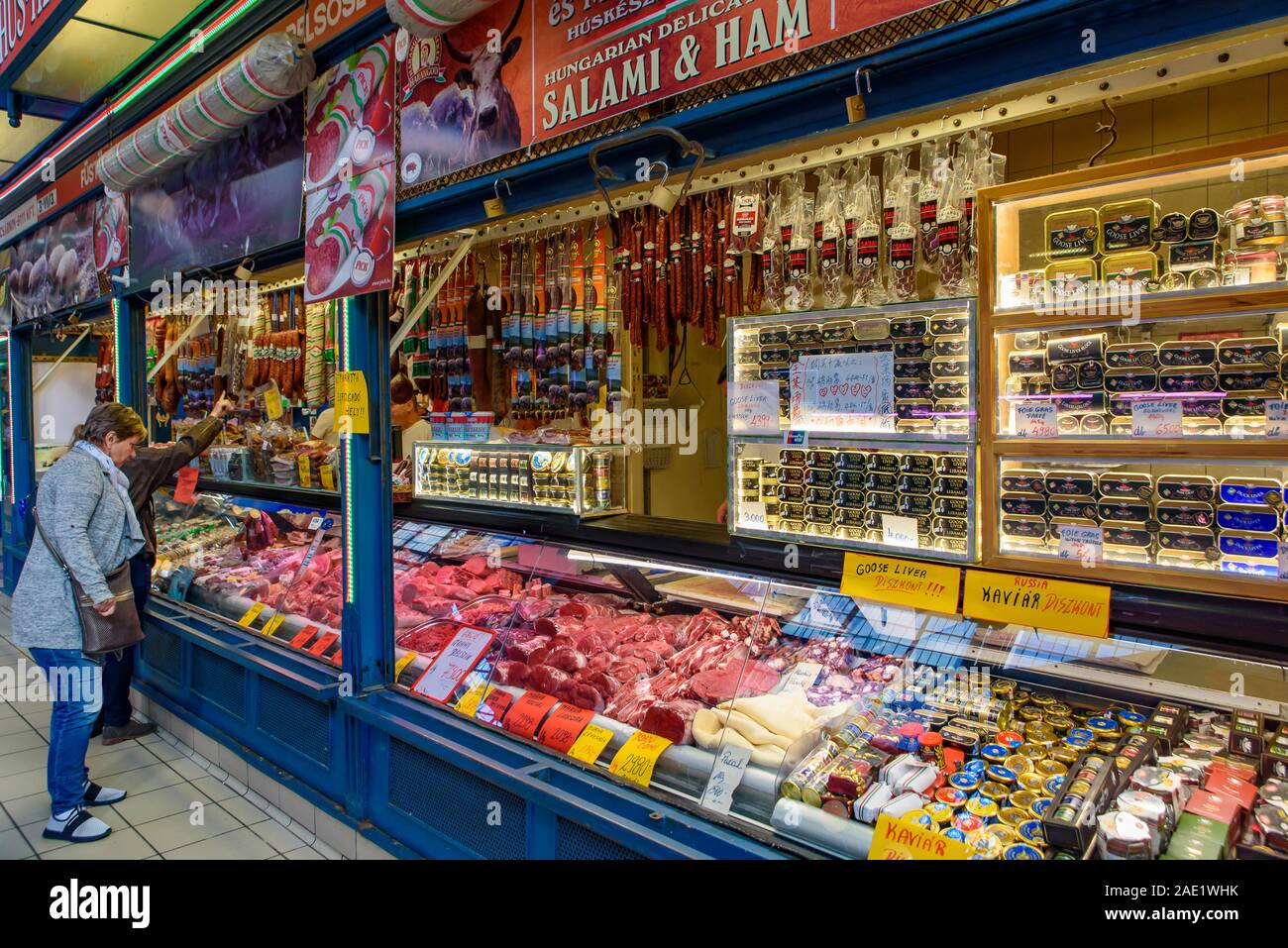 Les gens shopping au Marché Central Hall, le plus grand et le plus ancien marché couvert de Budapest, Hongrie Banque D'Images