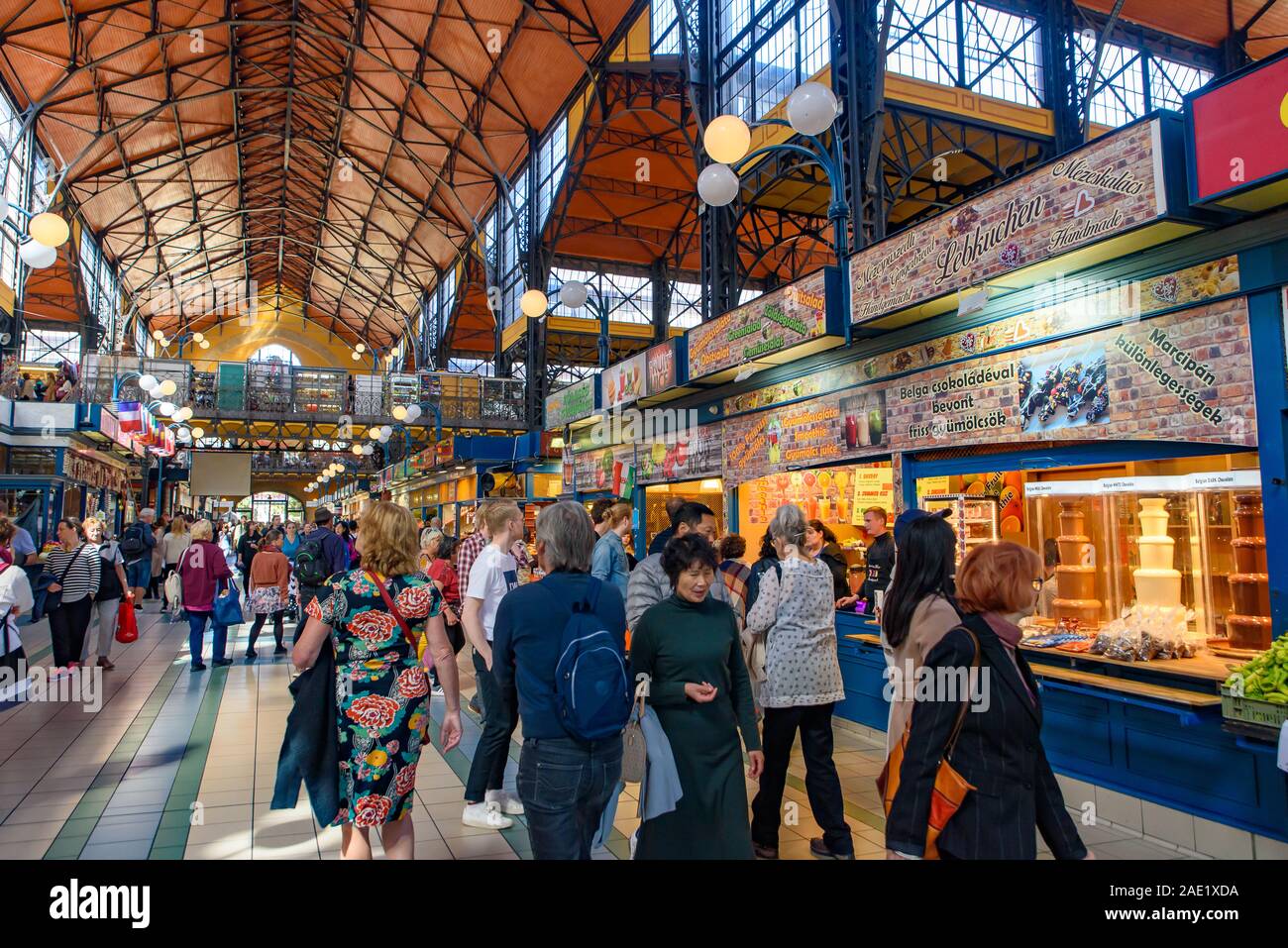 Les gens shopping au Marché Central Hall, le plus grand et le plus ancien marché couvert de Budapest, Hongrie Banque D'Images