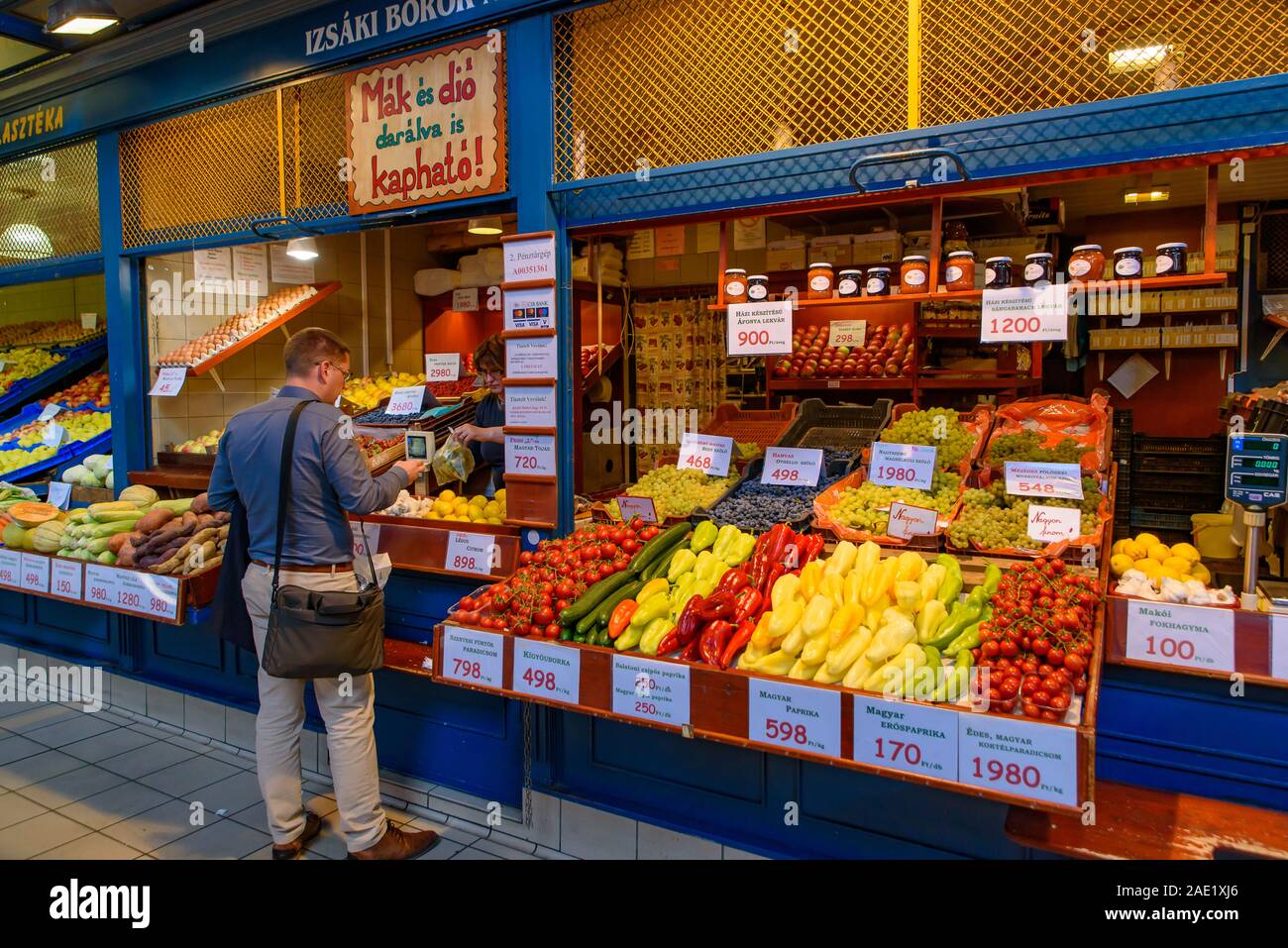 Les gens shopping au Marché Central Hall, le plus grand et le plus ancien marché couvert de Budapest, Hongrie Banque D'Images