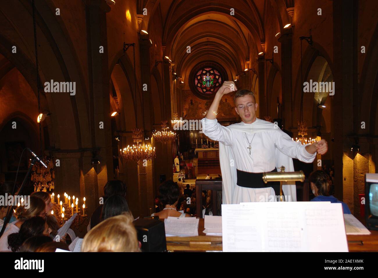 Maître de chapelle pendant l'ordination de 3 nouveaux prêtres à la Cathédrale de Toulon en présence de l'Évêque Banque D'Images