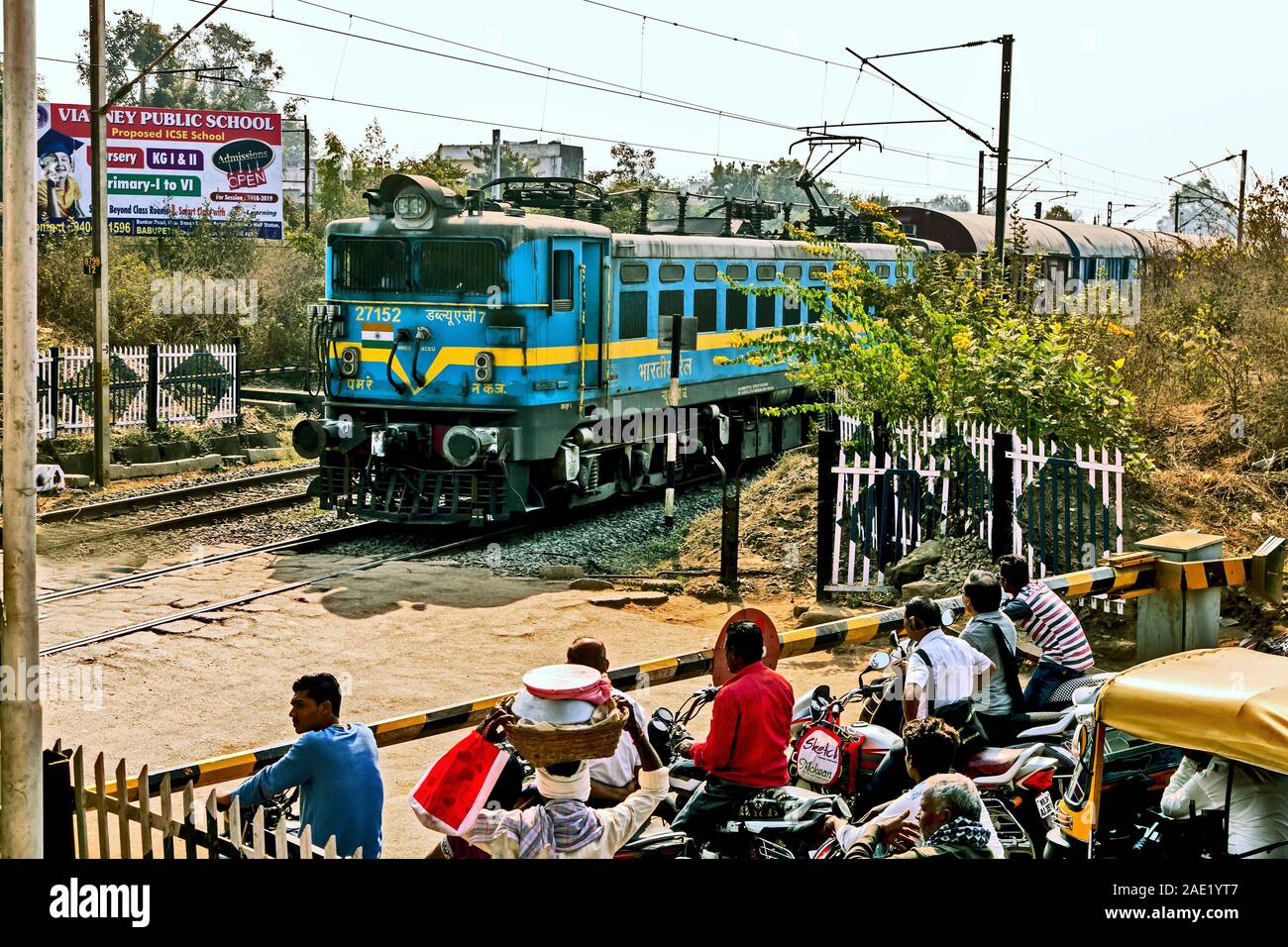 Les vélos et les autos en attente, passage à niveau, Chandrapur, Maharashtra, Inde, Asie Banque D'Images