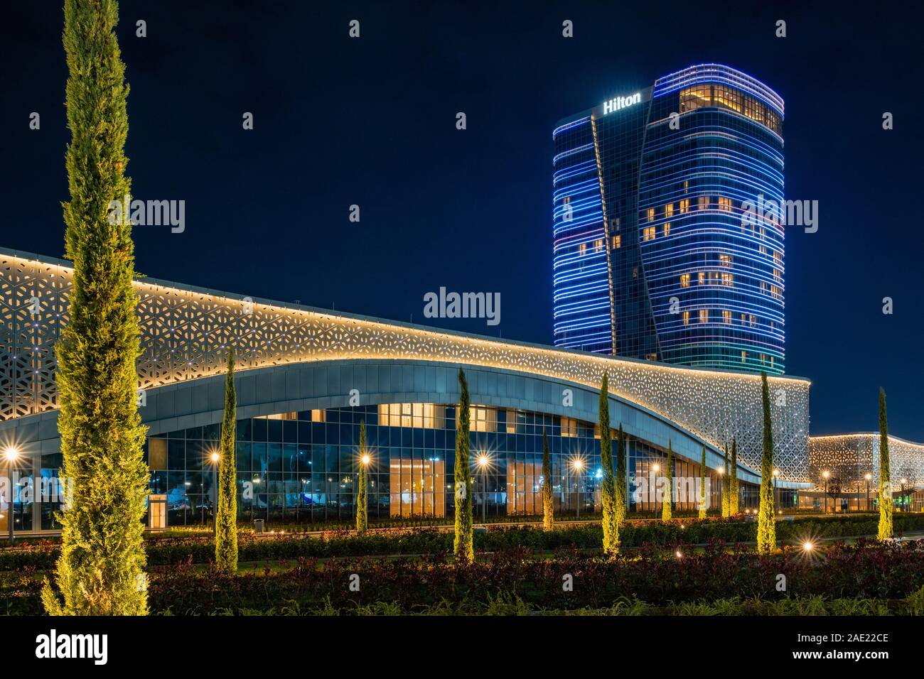 Tachkent, Ouzbékistan - 30 octobre, 2019 : Salle des congrès et l'hôtel Hilton avec éclairage coloré dans la nuit dans le parc de la ville de Tachkent Banque D'Images