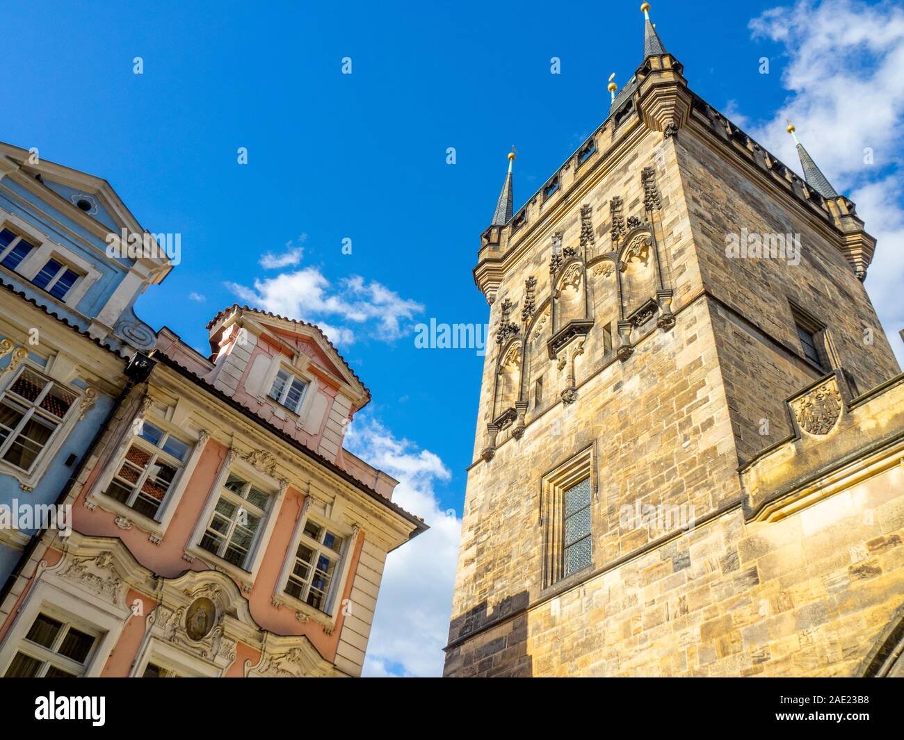 Bâtiments de style rococo à côté de la tour du pont de la Vieille Ville Prague République tchèque. Banque D'Images