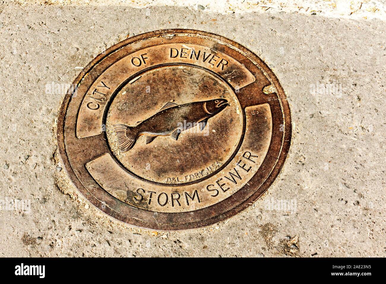 Pour couvercle de trou d'égout, Denver, Colorado, USA Banque D'Images
