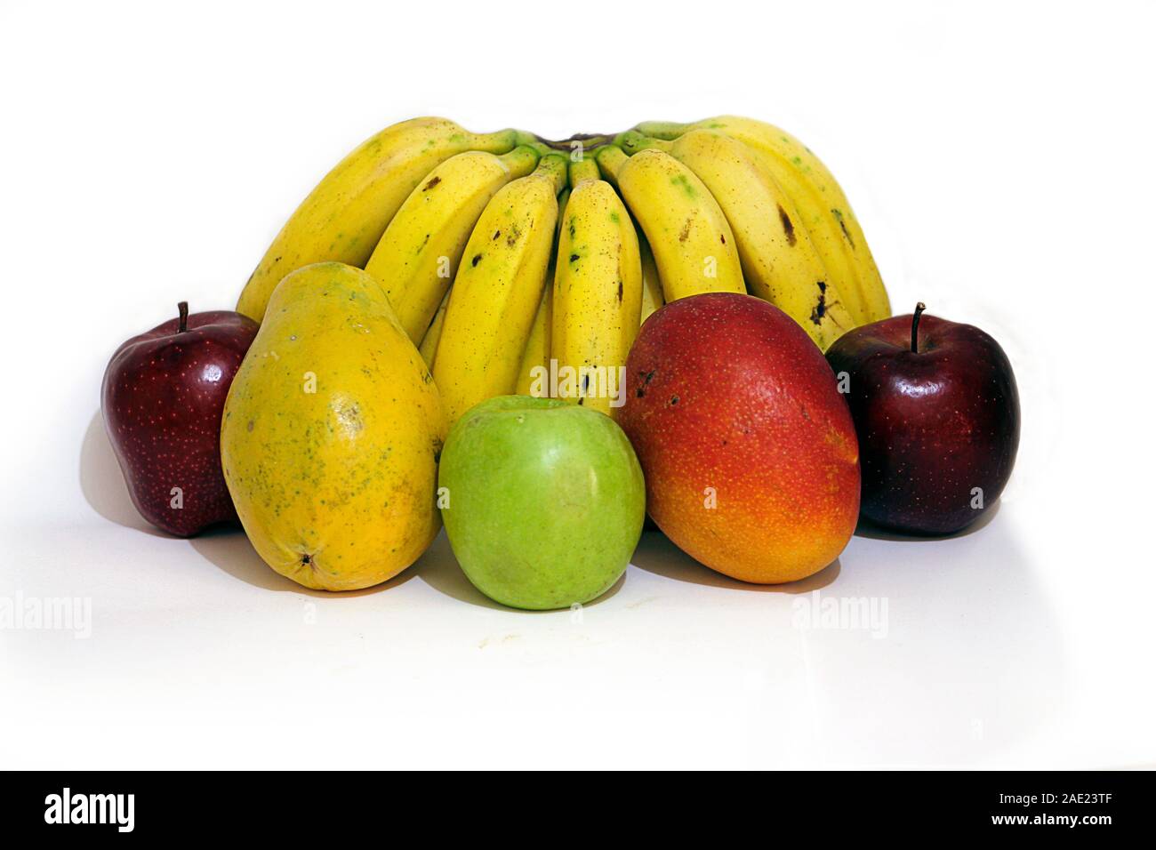 Divers Fruits. La papaye, pomme, pomme verte, mangue et banane isolé dans un fond blanc Banque D'Images
