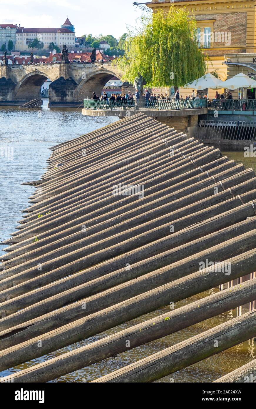 Grumes en bois fixée à un barrage dans la Vltava Prague République tchèque. Banque D'Images