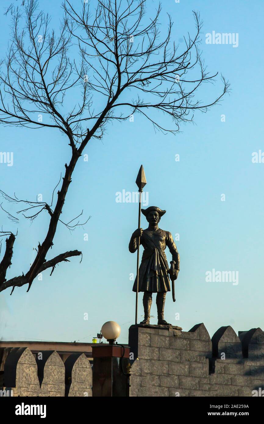 Statue de soldat avec lance, Fort Ahmednagar, Ahmadnagar Qilaa, Maharashtra, Inde, Asie Banque D'Images