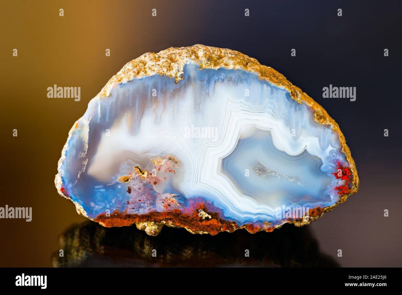 Bleu Blanc agate polie de section gem. Réflexion sur l'arrière-plan de couleur. Une calcédoine quartz détail. Cristaux dans une petite géode. Comme le regard de glace. Banque D'Images