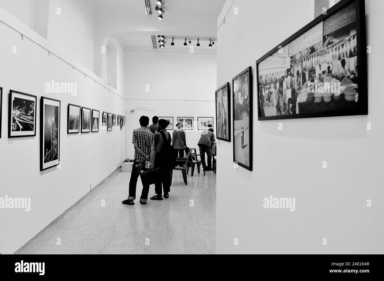 Mumbai, Maharashtra, Inde, 2015, galerie d'art, exposition de photographies, exposition de photographies, Jehangir Art Gallery, visiteurs regardant des photos Banque D'Images