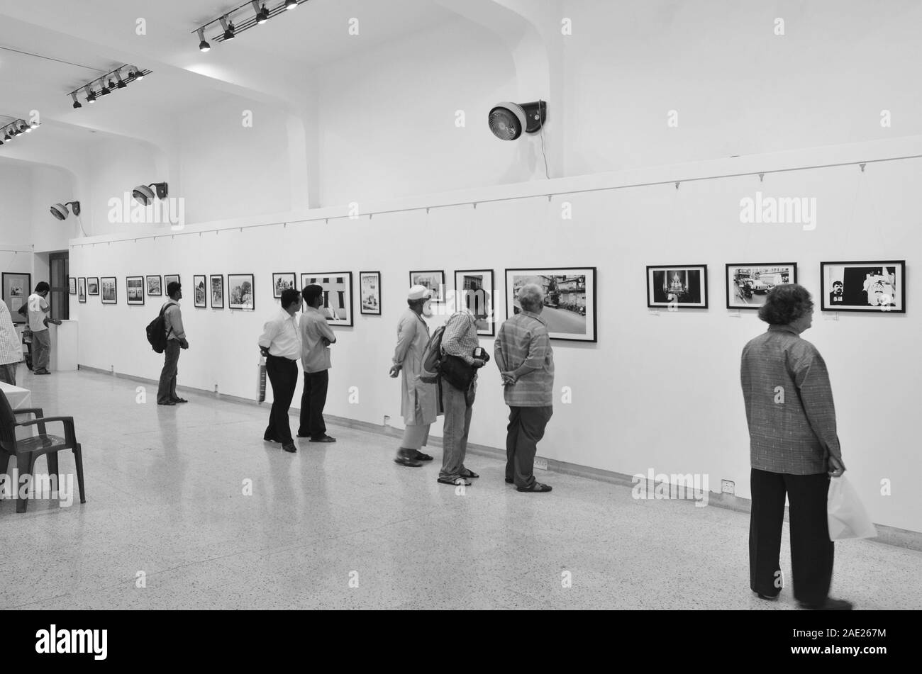 Mumbai, Maharashtra, Inde, 2015, galerie d'art, exposition de photographies, exposition de photographies, Jehangir Art Gallery, visiteurs regardant des photos Banque D'Images