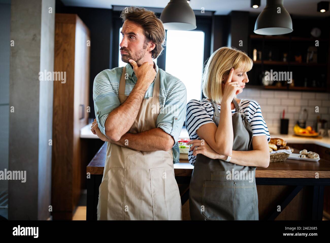 Malheureux couple having argument et lutte dans la cuisine qui mène au divorce Banque D'Images