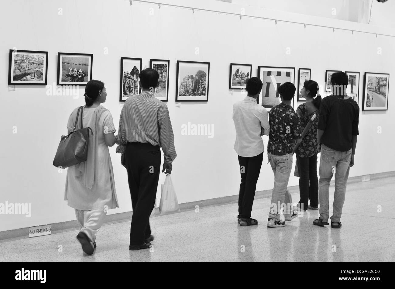 Mumbai, Maharashtra, Inde, 2015, galerie d'art, exposition de photographies, exposition de photographies, Jehangir Art Gallery, visiteurs Banque D'Images