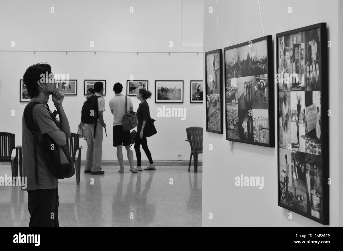 Mumbai, Maharashtra, Inde, 2015, galerie d'art, exposition de photographies, exposition de photographies, Jehangir Art Gallery, visiteurs Banque D'Images