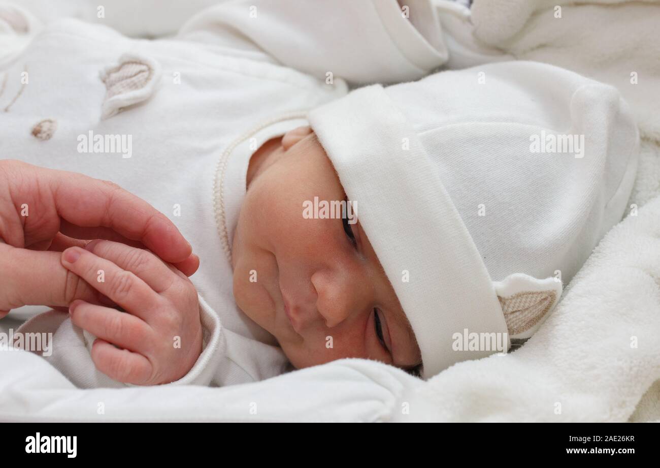 Bebe Tient La Main Chaque Semaine Bebe Portant Un Vetement Blanc Bebe Vient De S Ennuer Avoir Une Semaine Photo Stock Alamy Bebe Tient La Main Chaque Semaine Bebe Portant Un Vetement Blanc Bebe Vient De S Ennuer Avoir Une Semaine Photo Stock Alamy