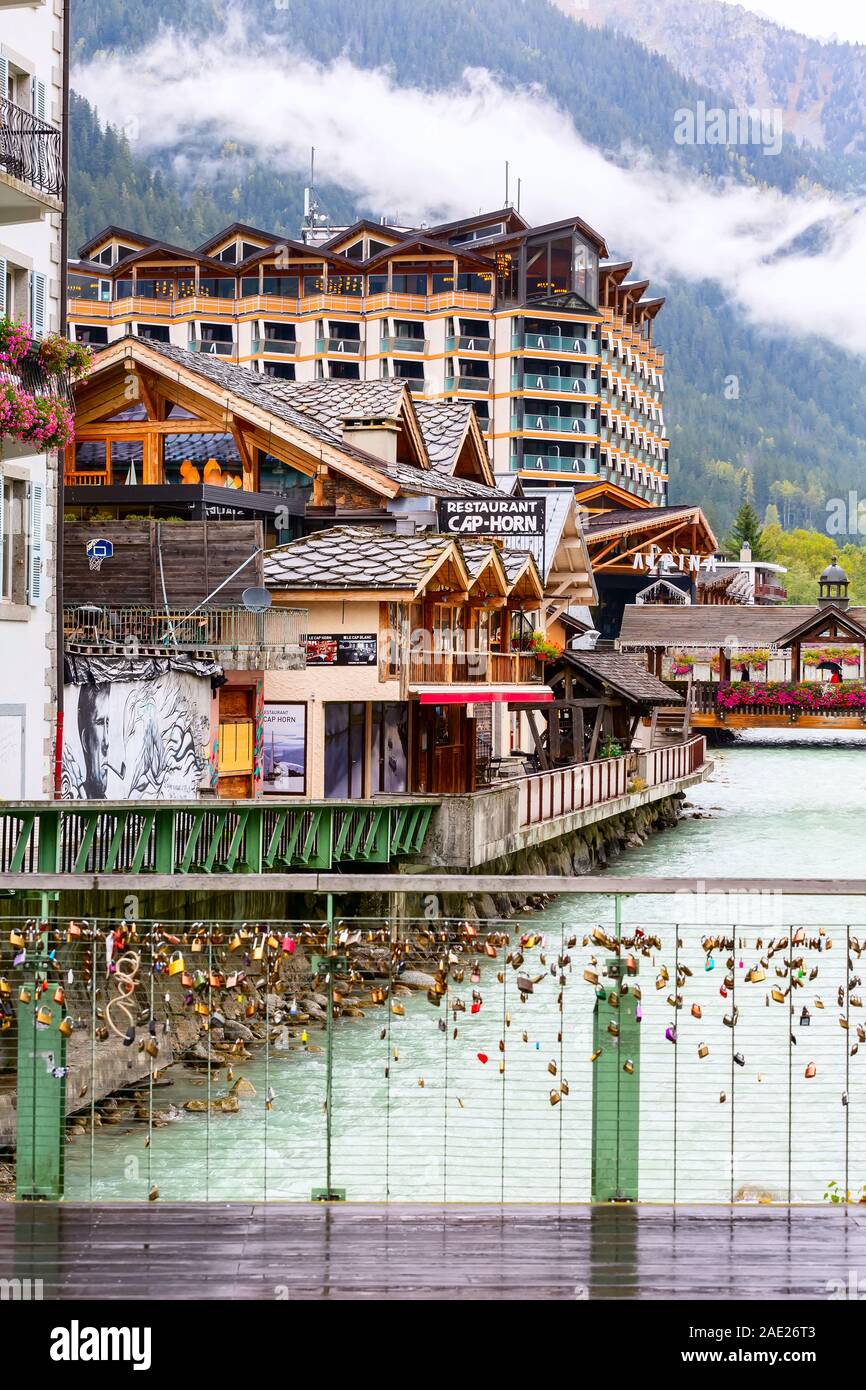 Chamonix Mont-Blanc, France - 4 octobre 2019 : Rue et pont en bois, décorées avec des fleurs colorées, Alpes Banque D'Images