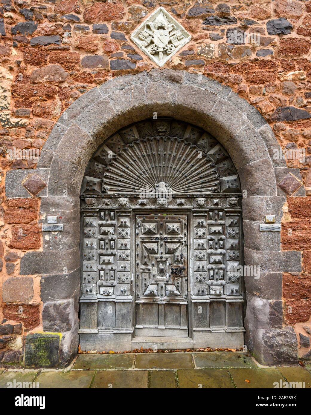 Porte en chêne clouté à la cour de la maison de l'archidiacre de la cathédrale, à proximité d'Exeter, Devon, Angleterre, Royaume-Uni. Banque D'Images