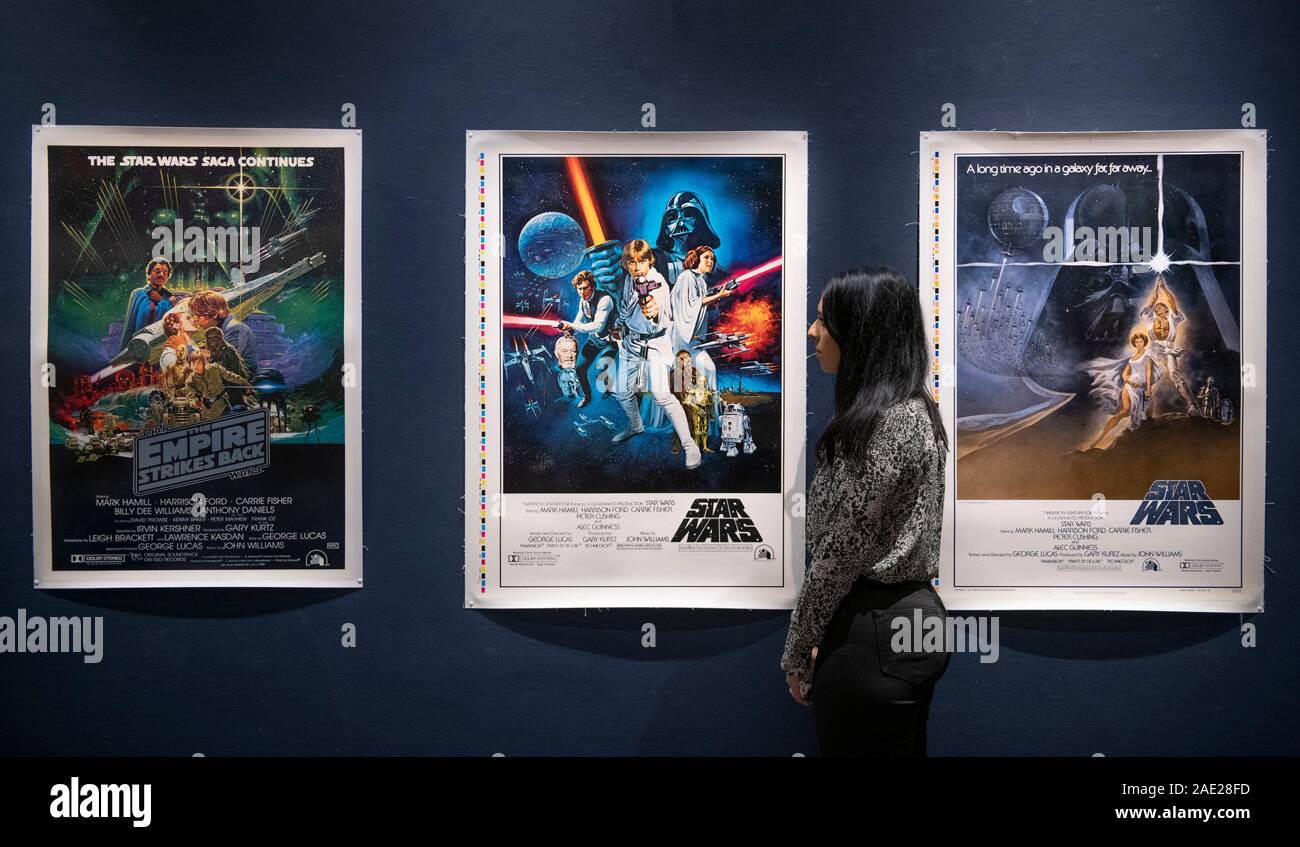 Sotheby's, Londres, Royaume-Uni. 6e décembre 2019. Sotheby's organise sa deuxième vente dédiée à 'Star Wars' de collection, intitulée 'Online'. Autour de 100 lots à partir de la célèbre franchise, la vente uniquement en ligne, du 29 novembre au 13 décembre, offre la possibilité d'acquérir la culture pop histoire jours avant la sortie du film dans la suite trilogy, 'Star Wars : La montée de Skywalker'. De droit : Star Wars film posters. Credit : Malcolm Park/Alamy Live News. Banque D'Images