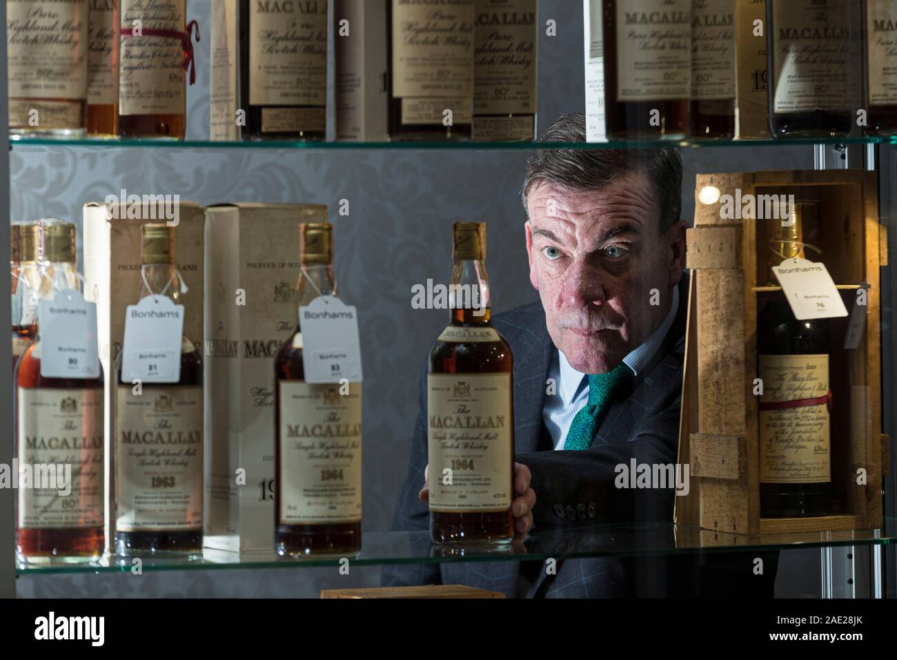 Edinburgh, Royaume-Uni. Décembre 06, 2019 Photo : Martin Green de Bonhams avec une sélection de la collection du propriétaire unique à la vente aux enchères Bonhams Whisky. La vente aux enchères Bonhams Whisky a lieu à Édimbourg le mardi 10 décembre. La vente est à partir d'une seule collection propriétaire comprenant plus de 1 100 bouteilles, notamment les Objectifs du Millénaire pour le Macallan Decanter-50 ans-1949 (estimation £23,000-25,000). Credit : Riche de Dyson/Alamy Live News Banque D'Images