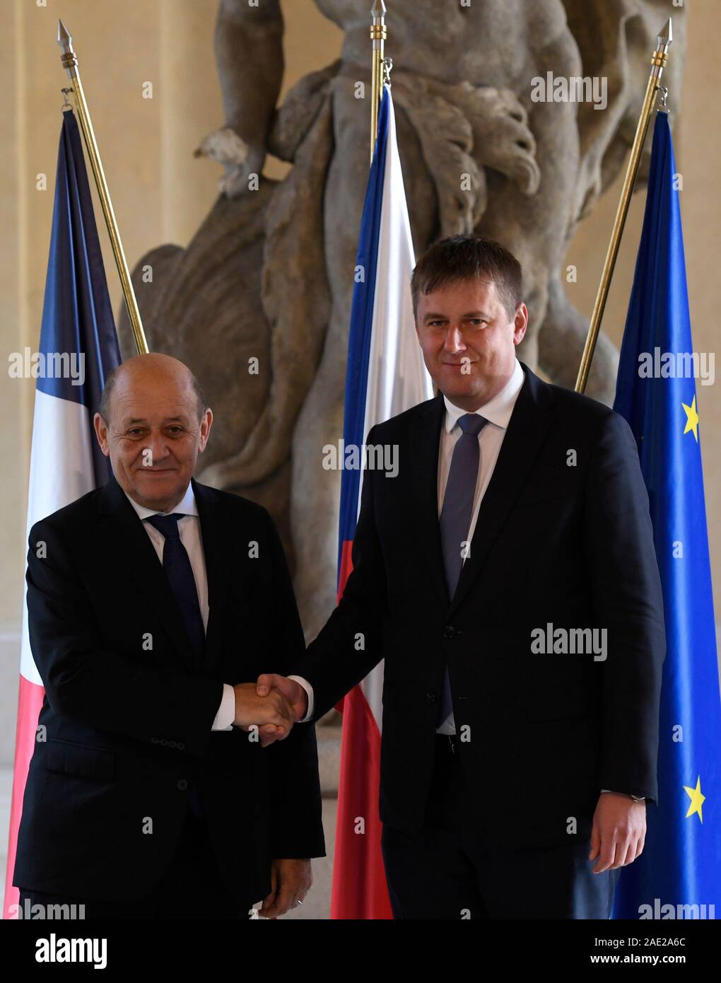 Le ministre tchèque des Affaires étrangères Tomas Petricek, droite, et le Ministre des affaires étrangères de France Jean-Ives Le Drian, gauche, se rencontrer pour discuter affaires européennes, y compris les priorités de la nouvelle Commission européenne, le 6 décembre 2019, à Prague, en République tchèque. (Photo/CTK Michal Krumphanzl) Banque D'Images