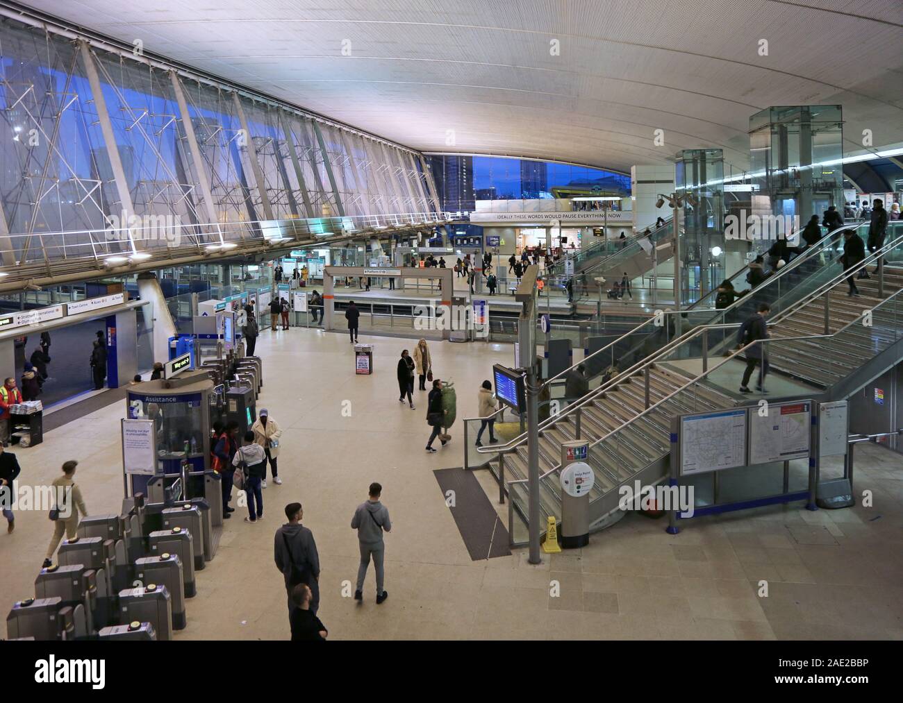 Vue de l'intérieur du hall principal de la gare de Stratford, London, UK. L'un des principaux est de Londres d'échange avec le métro, DLR et les trains grandes lignes. Banque D'Images