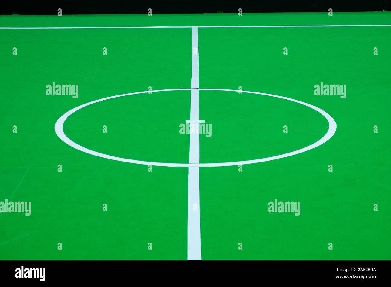 Close-up centre de terrain de foot en salle pour les compétitions de soccer robot, au rez-de-chaussée est recouvert de flanelle verte Banque D'Images