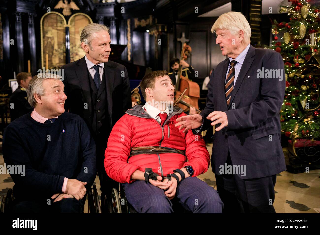 Stanley Johnson et Bruce Dickinson photo chat aux côtés de deux ambassadeurs de l'organisme de bienfaisance Bob Greig et Rob Bugden, tous deux anciens moniteurs de saut en parachute. Le Fonds de bienfaisance de la Royal Air Force des chants de Noël à St Clement Danes, Londres 5 Déc 2019. Le centre de Londres, qui divise l'église, rue Fleet, entendu des classiques de Noël chantés par les anciens combattants de tout le passé de la RAF et soutenu par l'orchestre de salon RAF, les épouses de militaires des Chœurs et des Cadets de l'aile de la RAF à Londres. L'organisme de bienfaisance, qui a tourné une centaine cette année, aux chanteurs à rejoindre les recherche. Changer une vie. L'campai Banque D'Images