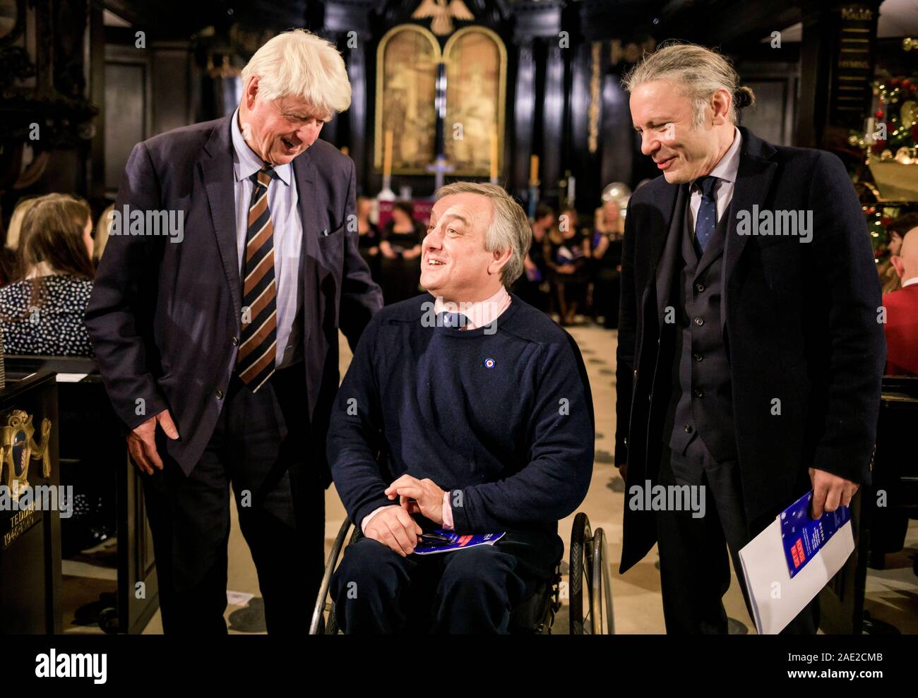 Stanley Johnson et Bruce Dickinson sur la photo aux côtés de chat l'un des ambassadeurs de l'organisme de bienfaisance Bob Greig, un ancien instructeur de saut en parachute. Le Fonds de bienfaisance de la Royal Air Force des chants de Noël à St Clement Danes, Londres 5 Déc 2019. Le centre de Londres, qui divise l'église, rue Fleet, entendu des classiques de Noël chantés par les anciens combattants de tout le passé de la RAF et soutenu par l'orchestre de salon RAF, les épouses de militaires des Chœurs et des Cadets de l'aile de la RAF à Londres. L'organisme de bienfaisance, qui a tourné une centaine cette année, aux chanteurs à rejoindre les recherche. Changer une vie. La campagne, lancée ce Banque D'Images